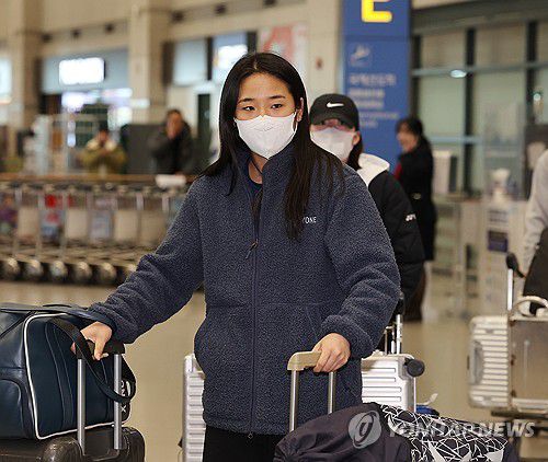 배드민턴 '세계 최강' 안세영 귀국(영종도=연합뉴스) 김주형 기자 = 한국 배드민턴 간판 안세영이 19일 인도 뉴델리에서 열린 세계배드민턴연맹(BWF) 월드투어 슈퍼 750 인도오픈 경기를 마치고 귀국하고 있다. 안세영은 지난해에 이어 이 대회 2연패를 달성했다. 2026.1.19 kjhpress@yna.co.kr