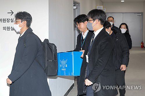 경찰, 김병기 부인 업추비 유용 의혹 관련 동작구의회 압수수색(서울=연합뉴스) 서대연 기자 = 경찰이 더불어민주당 김병기 의원 부인의 업무추진비 유용 의혹과 관련해 동작구의회 등을 압수수색 중인 19일 서울 동작구의회에서 경찰 관계자가 압수품을 옮기고 있다. 2026.1.19 dwise@yna.co.kr