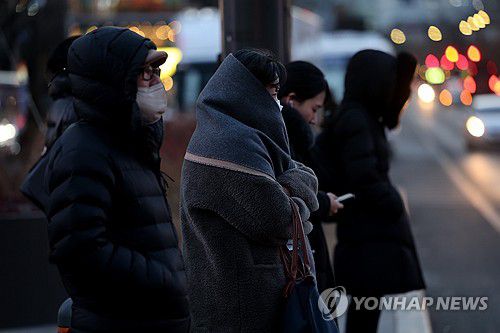 한파 시작된 서울(서울=연합뉴스) 임화영 기자 = 절기 대한(大寒)을 하루 앞두고 한파주의보가 오후 9시 발효 예정인 19일 서울 종로구 광화문 네거리에서 두꺼운 외투를 입은 시민들이 횡단보도에서 신호를 기다리고 있다. 2026.1.19 hwayoung7@yna.co.kr