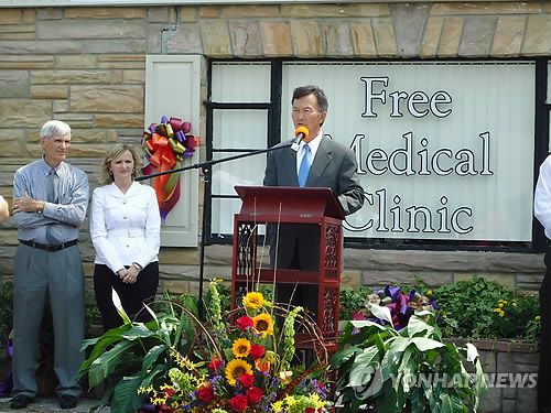 미국에서 무료 의술 베푼 한인 의사 김유근 박사 별세2011년 8월 24일 테네시주 스콧 카운티 오나이더 시에서 김유근 박사가 자신이 설립한 네 번째 무료 진료소 개원식에서 인사말하고 있다. [연합뉴스 자료사진]