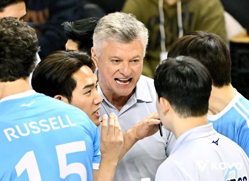 작전 지시하는 헤난 달 조토 대한항공 감독(중앙)[한국배구연맹 제공. 재판매 및 DB 금지]