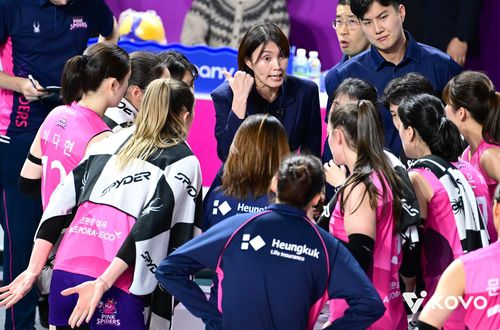 작전 지시하는 요시하라 도모코 흥국생명 감독(중앙)[한국배구연맹 제공. 재판매 및 DB 금지]