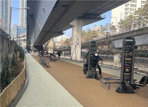 정릉천변에 마련된 운동공간[성북구 제공. 재판매 및 DB 금지]