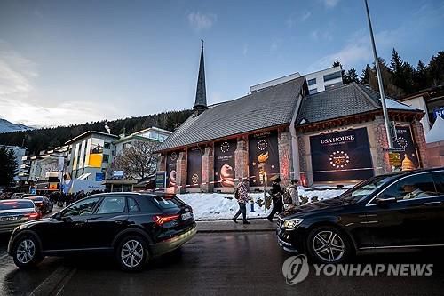 다보스포럼 미국관(다보스 <스위스> AFP=연합뉴스) 세계경제포럼(WEF) 연차총회가 2026년 1월 19일 개막한 스위스 다보스에 마련된 '미국관' 앞을 보행자들이 지나가고 있다. (Photo by INA FASSBENDER / AFP) 2026.1.20.