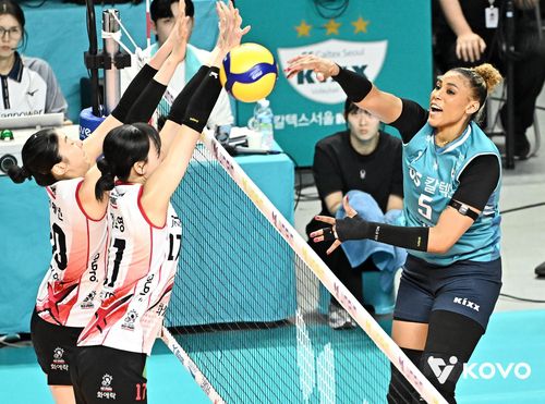 공격하는 GS칼텍스의 실바(오른쪽)[한국배구연맹 제공. 재판매 및 DB 금지]