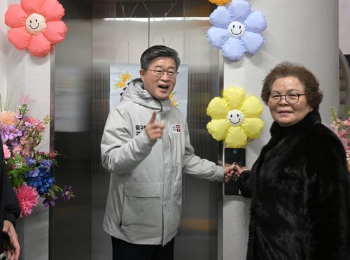 지난 16일 남산타운 임대관리동 승강기 개통식에 참석한 김길성 구청장[서울 중구 제공. 재판매 및 DB 금지]