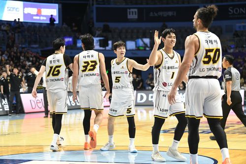 파이팅하는 LG 선수단[KBL 제공. 재판매 및 DB 금지]