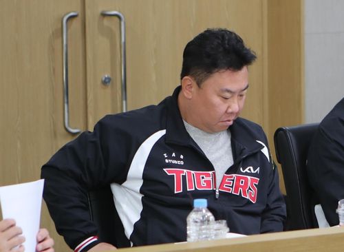 경청하는 이범호 감독이범호 프로야구 KIA 타이거즈 감독이 19일 광주기아챔피언스필드 대회의실에서 열린 전력 강화 세미나에서 자료를 보며 경청하고 있다. [KIA 타이거즈 제공. 재배포 및 DB 금지]