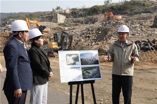 백사마을 공사현장을 방문한 오승록 구청장(오른쪽)[노원구 제공. 재판매 및 DB 금지]