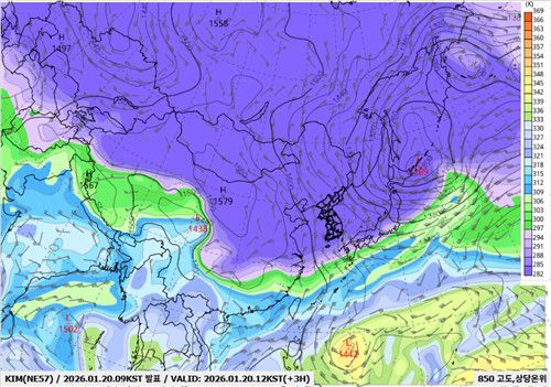 20일 오전 9시 발표된 850hPa(헥토파스칼·대기 하층) 일기도. 한반도 서쪽에 자리한 고기장 가장자리를 타고 북풍이 불어드는 모습이 나타난다. [기상청 제공. 재판매 및 DB 금지]