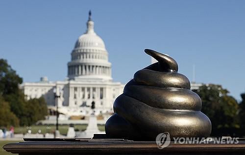 내셔널 몰 공원의 풍자 설치미술 작품(워싱턴DC 게티이미지 AFP=연합뉴스 자료사진) 2024년 10월 24일 미국 수도 워싱턴DC 도심 근처의 '내셔널 몰' 공원에 설치된 풍자 미술작품.  (Photo by Kevin Dietsch / GETTY IMAGES NORTH AMERICA / Getty Images via AFP) 2026.1.20.