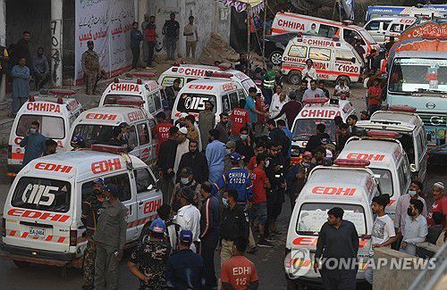 화재 현장에 몰려든 구급차[EPA 연합뉴스. 재판매 및 DB 금지]