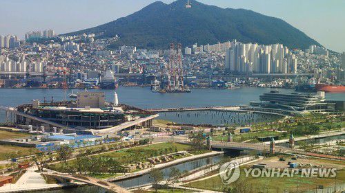 부산 북항재개발 부지와 영도[연합뉴스 자료]