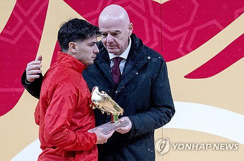 굳은 표정으로 득점왕 트로피를 받은 브라힘 디아스[EPA=연합뉴스]