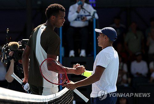 승리한 바에스(오른쪽)와 패한 페치 페리카르[로이터=연합뉴스]