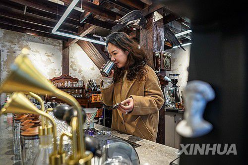 커피 제조하는 '100년 역사' 쿤밍 지역 커피숍 직원[신화 연합뉴스 자료사진. 재판매 및 DB 금지]