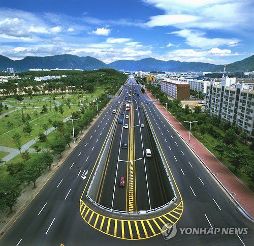 국내 1호 계획도시 창원시의 상징 창원대로[연합뉴스 자료사진]