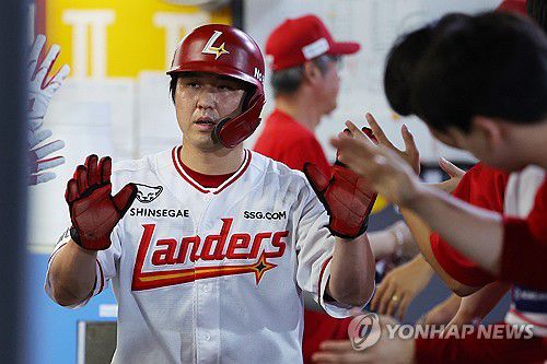 최정 득점(인천=연합뉴스) 임순석 기자 = 6일 인천 SSG랜더스필드에서 열린 2025 프로야구 삼성 라이온즈와 SSG 랜더스의 경기. 6회 말 1사 주자 1, 3루 SSG 현원회의 1타점 적시타때 홈을 밟은 최정이 더그아웃에서 동료들과 하이파이브 하고 있다. 2025.8.6 soonseok02@yna.co.kr