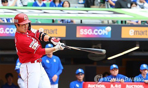 최정 1타점 적시타(인천=연합뉴스) 임순석 기자 = 11일 인천 SSG랜더스필드에서 열린 2025 프로야구 KBO리그 포스트시즌 준플레이오프 2차전 삼성 라이온즈와 SSG 랜더스의 경기. 3회말 2사 2루 상황 SSG 최정이 1타점 적시타를 치고 있다. 2025.10.11 soonseok02@yna.co.kr