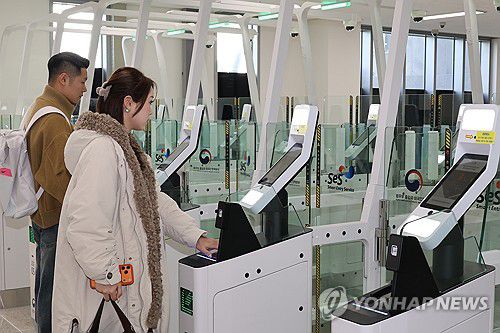 강정크루즈터미널 자동출입국심사대[연합뉴스 자료사진]