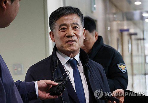 '뇌물수수 의혹' 정성주 김제시장 경찰 조사(전주=연합뉴스) 나보배 기자 = 뇌물수수 의혹을 받는 정성주 전북 김제시장이 조사받기 위해 16일 전북경찰청에 출석하고 있다. 정 시장은 취재진에게 "진실은 곧 밝혀지리라 생각한다"며 "조사에 성실히 응답하겠다"고 말했다. 2025.12.16 warm@yna.co.kr