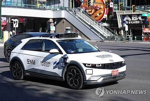 라스베이거스 주행하는 모셔널-현대차 로보택시(라스베이거스=연합뉴스) 김성민 기자 = 8일(현지시간) 미국 네바다주 라스베이거스 시내에서 아이오닉5를 기반으로 한 로보택시가 시범 주행을 하고 있다.     현대차그룹이 모셔널과 함께 개발한 아이오닉5 기반 로보택시는 상업용 완전 무인 자율주행차량으로 올해부터 라스베이거스에서 승객 서비스에 투입된다. 2026.1.12 ksm7976@yna.co.kr
