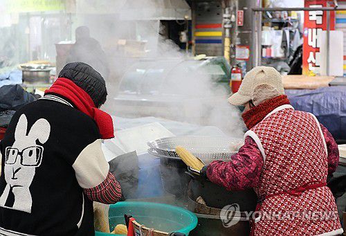 '김이 모락모락'(전주=연합뉴스) 김동철 기자 = 절기상 대한인 20일 전북 전주시 완산구 중앙시장에서 상인들이 매서운 날씨에도 옥수수를 찌며 손님들을 기다리고 있다. 2026.1.20 sollenso@yna.co.kr