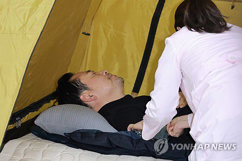 진찰 받는 장동혁 대표(서울=연합뉴스) 신현우 기자 = 더불어민주당에 통일교·공천헌금 '쌍특검' 수용을 요구하며 엿새째 단식 농성 중인 국민의힘 장동혁 대표가 20일 국회 로텐더홀에 마련한 단식 농성장에서 진찰을 받고 있다. 2026.1.20 nowwego@yna.co.kr