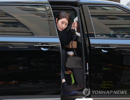 강선우 의원, 경찰 출석(서울=연합뉴스) 김성민 기자 = 2022년 지방선거를 앞두고 전 사무국장 남모씨를 통해 김경 서울시의원이 공천 대가로 건넨 1억원을 수수한 혐의를 받는 무소속 강선우 의원이 20일 서울 마포구 서울경찰청 공공범죄수사대로 출석하고 있다. 2026.1.20 ksm7976@yna.co.kr