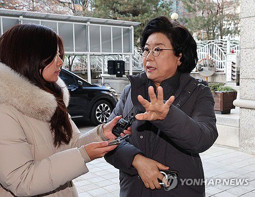 질문에 답변하는 이혜훈 후보자(서울=연합뉴스) 김주형 기자 = 이혜훈 기획예산처 장관 후보자가 20일 서울 중구 예금보험공사에 마련된 인사청문회 준비 사무실로 출근하며 취재진의 질문에 답변하고 있다.       지난 19일 이 후보자의 국회 인사청문회는 여야 공방속에 파행됐다. 2026.1.20 kjhpress@yna.co.kr
