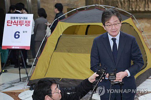 취재진과 인터뷰하는 유승민 전 의원(서울=연합뉴스) 신현우 기자 = 유승민 전 의원이 20일 국회 로텐더홀에서 단식 중인 국민의힘 장동혁 대표를 만난 뒤 취재진과 인터뷰하고 있다. 2026.1.20 nowwego@yna.co.kr