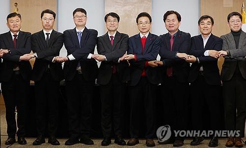 행정통합위해 손 맞잡은 대구·경북(안동=연합뉴스) 김현태 기자 = 20일 오후 경북 안동시 경상북도청에서 열린 대구·경북 행정통합 추진협의 회의에서 이철우 경북지사와 김정기 대구시장 권한대행 행정부시장 등 참석자들이 손을 맞잡고 있다. 2026.1.20 mtkht@yna.co.kr