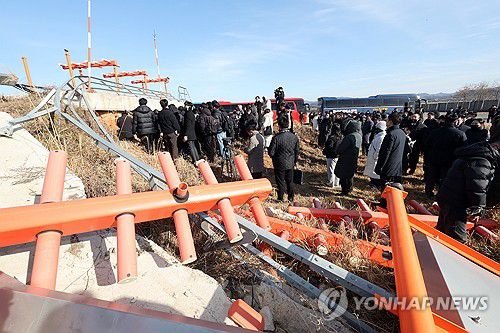 방위각시설 잔해 속 국조특위 현장조사(무안=연합뉴스) 김혜인 기자 = 20일 무안국제공항에서 열린 12·29 여객기 참사 진상규명을 위한 국정조사특별위원회 현장조사에서 위원들과 유가족들이 방위각 시설을 둘러보고 있다. 2026.1.20 in@yna.co.kr