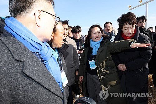 항의하는 12·29 여객기 참사 유가족(무안=연합뉴스) 김혜인 기자 = 20일 무안국제공항에서 열린 12·29 여객기 참사 진상규명을 위한 국정조사특별위원회 현장조사에서 유가족들이 국토부 관계자들에게 항의하고 있다. 2026.1.20 in@yna.co.kr