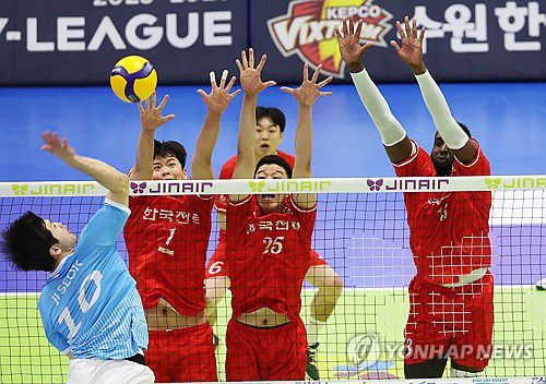 한국전력 '철벽 블로킹'(수원=연합뉴스) 홍기원 기자 = 20일 경기도 수원실내체육관에서 열린 프로배구 V리그 남자부 한국전력 빅스톰과 대한항공 점보스의 경기. 한국전력 서재덕, 신영석, 베논이 대한항공 정지석의 공격을 블로킹하고 있다. 2026.1.20 xanadu@yna.co.kr