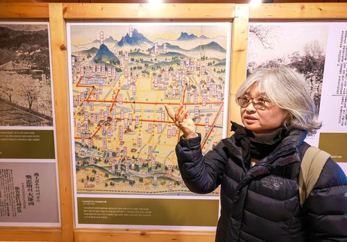 공원의 역사를 설명하는 김영해 해설사 [사진/정동헌 기자]