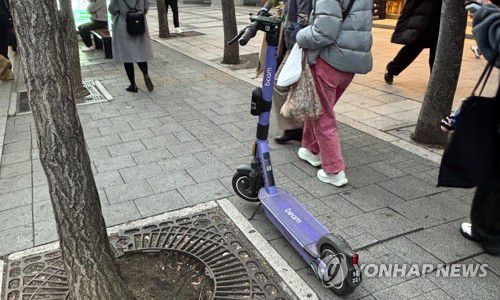 전동킥보드를 피해다니는 사람들(서울=연합뉴스) 이진주 인턴기자 = 지난 16일 서울 마포구에서 사람들이 보행을 방해하는 전동킥보드를 피해다니고 있다. 2026.1.21