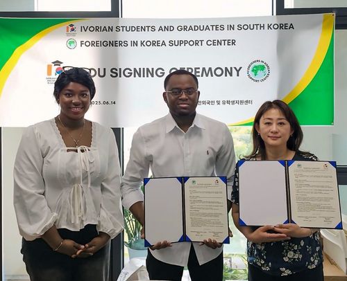 재한 코트디부아르 유학생 협회장으로 활동하는 입라힘 씨(가운데)[입라힘 제공. 재판매 및 DB 금지]