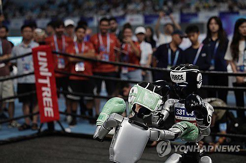 중국 베이징서 열린 휴머노이드 로봇 운동회의 권투 경기[EPA 연합뉴스 자료사진. 재판매 및 DB 금지]