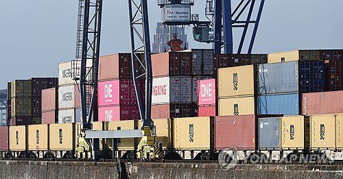 프랑크푸르트암마인 항구의 화물선(프랑크푸르트암마인 EPA=연합뉴스) 2026년 1월 19일 독일 프랑크푸르트암마인 항구에서 촬영된 화물선의 모습. (EPA/RONALD WITTEK) 2026.1.21.