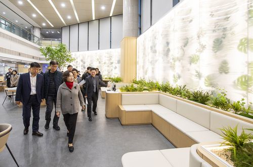 용산구 종합행정타운 민원실지난 19일 박희영 용산구청장이 새단장을 마친 용산구 종합행정타운 2층 민원실을 둘러보고 있다. [용산구 제공. 재판매 및 DB 금지]