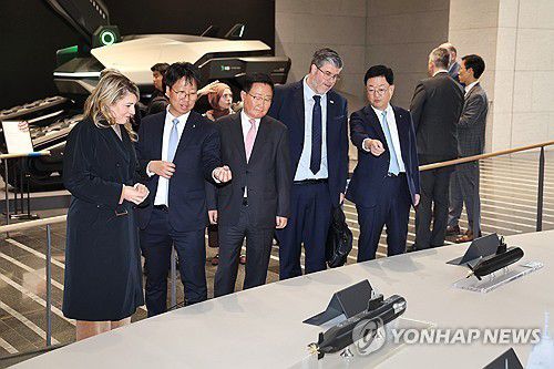 HD현대 R&D센터 방문한 캐나다 산업부장관(맨 왼쪽)[연합뉴스 자료사진]