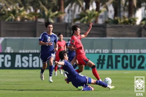 일본 선수의 태클 피하는 U-23 대표팀 백가온[대한축구협회 제공. 재판매 및 DB 금지]