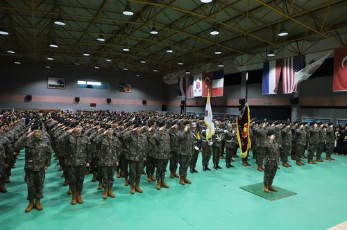 육군 36사단, 새해 첫 신병 수료식(원주=연합뉴스) 36사단 백호 신병교육대대 수료식에서 신병들이 부모님을 향해 거수경례하고고 있다. 2026.2.21 [육군 제36보병사단 제공.재판매 및 DB 금지]