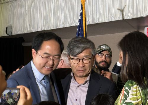 앤디 김 상원의원 당선 축하해 주는 김동석 대표 (서울=연합뉴스) 지난 2024년 11월 5일(현지시간) 미국 대통령 선거와 함께 치러진 연방 상·하원 의원 선거에서 앤디 김(왼쪽) 상원의원의 당선이 확정된 순간 미국 뉴저지주 체리힐의 더블트리 호텔에서 진행된 기자회견장에서 축하해 주고 있는 김동석 KAGC 대표. [KAGC 제공]