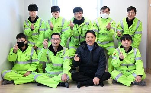 오세훈 시장, '고운자리' 방문오세훈 서울시장이 21일 오전 중구 '고운자리'를 찾아 환경공무관 격려 후 기념촬영을 하고 있다. [서울시 제공. 재판매 및 DB 금지]