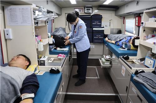 사랑의 헌혈에 참여한 동해해경청 직원들[동해지방해양경찰청 제공. 재판매 및 DB 금지]