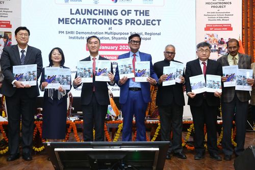 인도 직업기술교육 역량강화사업 착수보고회인도 직업기술교육 역량강화사업 착수보고회에서 이성호 주인도대한민국대사(왼쪽 세 번째), 정민영 코이카 인도주재원(맨 왼쪽), 산제이 쿠마르 인도교육부 차관(왼쪽 네 번째)과 관계자들이 기념 촬영을 하고 있다. [코이카 제공. 재판매 및 DB 금지]