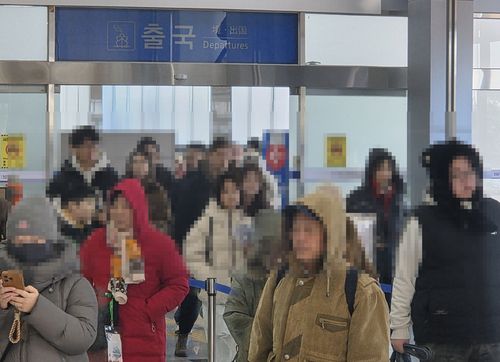 크루즈 승객으로 붐비는 부산항연안여객터미널[촬영 박성제]