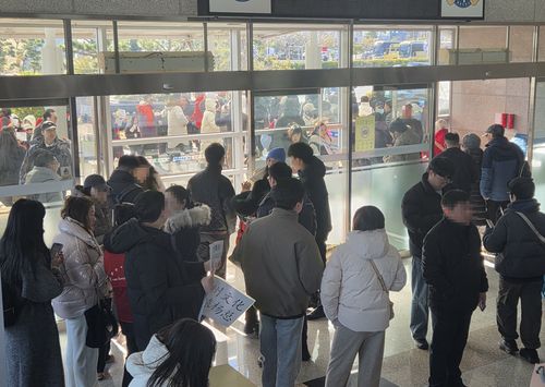 크루즈 승객으로 붐비는 부산항연안여객터미널[촬영 박성제]